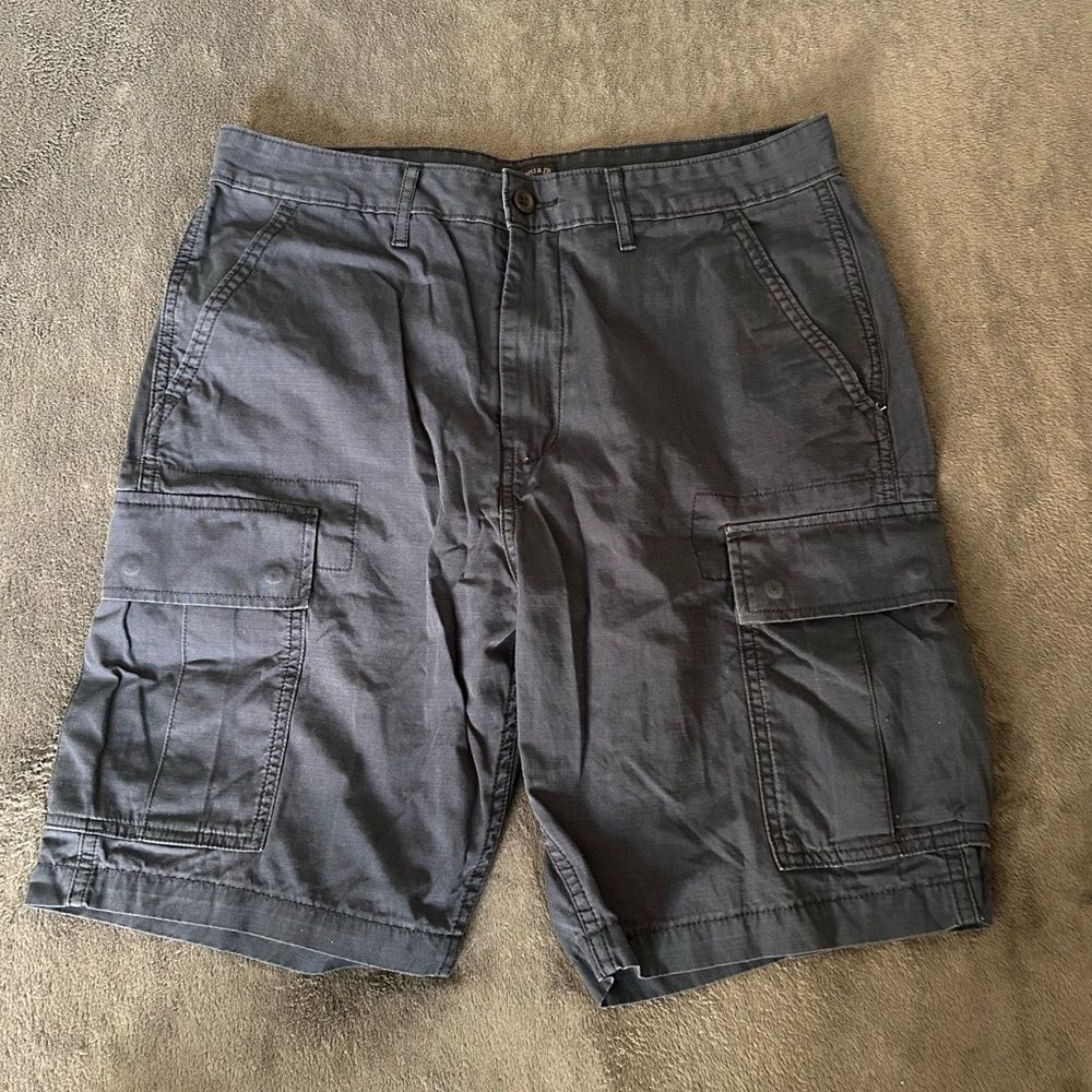 Men’s Levi cargo shorts